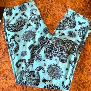 Turquoise Elephant OS Buttery Soft Capri Leggings